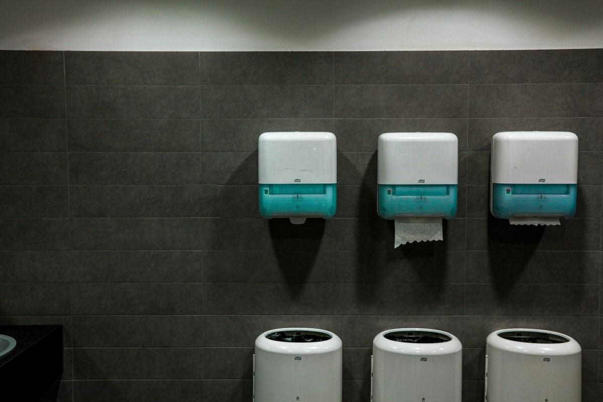 Reducing Your Business’s Carbon Footprint with Eco-Friendly Alternatives to Paper Towels